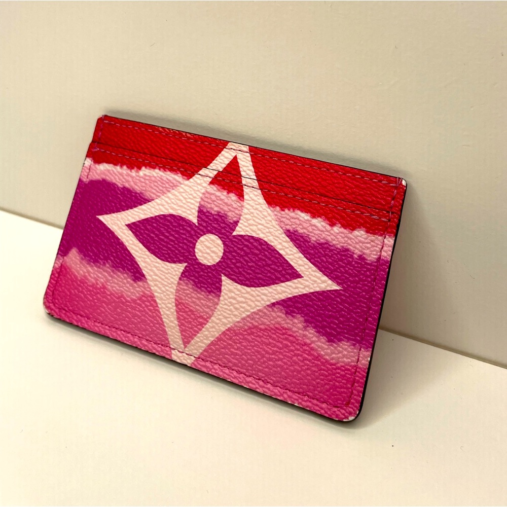 LOUIS VUITTON
Pink/Red Coated Canvas Escale Card Holder